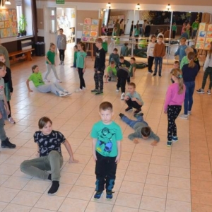 II dzień zimowiska. Leśne ciekawostki. Gościmy leśnika z Nadleśnictwa Świerklaniec. Praca plastyczna - Magiczny Las.