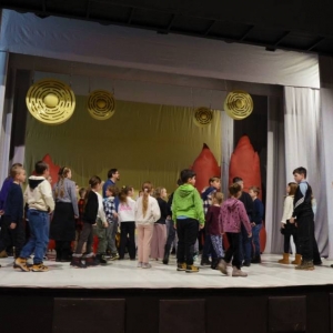 III dzień zimowiska. Wyjazd do Teatru Dzieci Zagłębia w Będzinie na przedstawienie Złodziej Czasu. Po spektaklu lekcja teatralna.