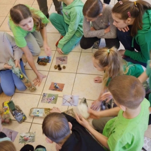II dzień zimowiska. Leśne ciekawostki. Gościmy leśnika z Nadleśnictwa Świerklaniec. Praca plastyczna - Magiczny Las.