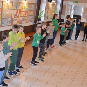 II dzień zimowiska. Leśne ciekawostki. Gościmy leśnika z Nadleśnictwa Świerklaniec. Praca plastyczna - Magiczny Las.