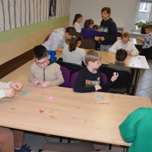 I dzień zimowiska. Gry i zabawy interakcyjne, omawianie zasad regulaminu, praca plastyczna.