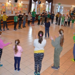 II dzień zimowiska. Leśne ciekawostki. Gościmy leśnika z Nadleśnictwa Świerklaniec. Praca plastyczna - Magiczny Las.