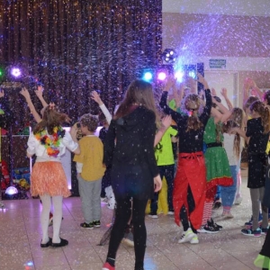V dzień zimowiska. Bal przebierańców. Zabawa karnawałowa w GOKu.