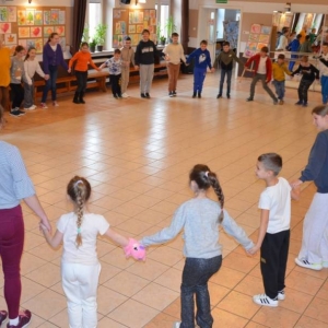 I dzień zimowiska. Gry i zabawy interakcyjne, omawianie zasad regulaminu, praca plastyczna.