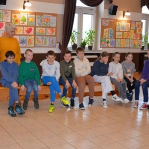 I dzień zimowiska. Gry i zabawy interakcyjne, omawianie zasad regulaminu, praca plastyczna.