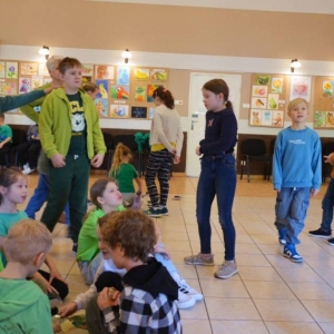 II dzień zimowiska. Leśne ciekawostki. Gościmy leśnika z Nadleśnictwa Świerklaniec. Praca plastyczna - Magiczny Las.