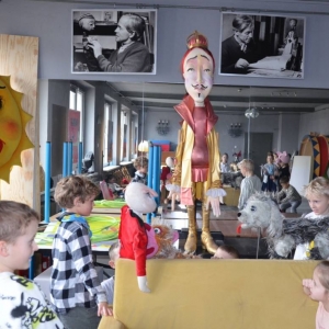 III dzień zimowiska. Wyjazd do Teatru Dzieci Zagłębia w Będzinie na przedstawienie Złodziej Czasu. Po spektaklu lekcja teatralna.