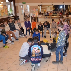 I dzień zimowiska. Gry i zabawy interakcyjne, omawianie zasad regulaminu, praca plastyczna.