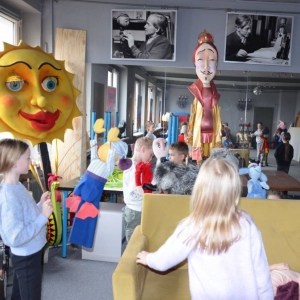 III dzień zimowiska. Wyjazd do Teatru Dzieci Zagłębia w Będzinie na przedstawienie Złodziej Czasu. Po spektaklu lekcja teatralna.