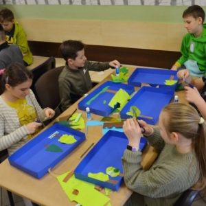II dzień zimowiska. Leśne ciekawostki. Gościmy leśnika z Nadleśnictwa Świerklaniec. Praca plastyczna - Magiczny Las.