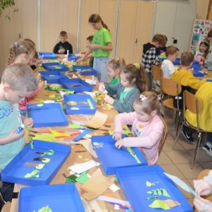 II dzień zimowiska. Leśne ciekawostki. Gościmy leśnika z Nadleśnictwa Świerklaniec. Praca plastyczna - Magiczny Las.