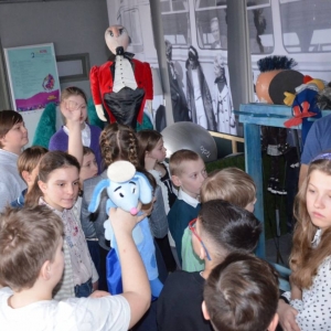 III dzień zimowiska. Wyjazd do Teatru Dzieci Zagłębia w Będzinie na przedstawienie Złodziej Czasu. Po spektaklu lekcja teatralna.