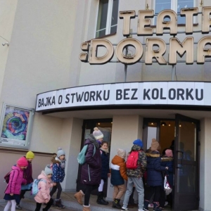 III dzień zimowiska. Wyjazd do Teatru Dzieci Zagłębia w Będzinie na przedstawienie Złodziej Czasu. Po spektaklu lekcja teatralna.
