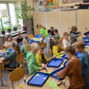 II dzień zimowiska. Leśne ciekawostki. Gościmy leśnika z Nadleśnictwa Świerklaniec. Praca plastyczna - Magiczny Las.