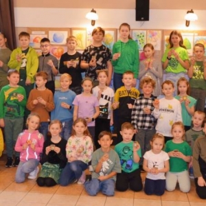 II dzień zimowiska. Leśne ciekawostki. Gościmy leśnika z Nadleśnictwa Świerklaniec. Praca plastyczna - Magiczny Las.