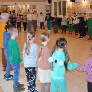 I dzień zimowiska. Gry i zabawy interakcyjne, omawianie zasad regulaminu, praca plastyczna.