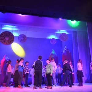III dzień zimowiska. Wyjazd do Teatru Dzieci Zagłębia w Będzinie na przedstawienie Złodziej Czasu. Po spektaklu lekcja teatralna.