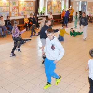 I dzień zimowiska. Gry i zabawy interakcyjne, omawianie zasad regulaminu, praca plastyczna.