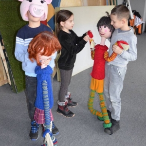III dzień zimowiska. Wyjazd do Teatru Dzieci Zagłębia w Będzinie na przedstawienie Złodziej Czasu. Po spektaklu lekcja teatralna.