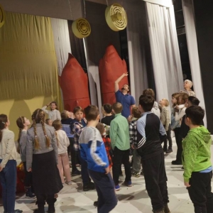 III dzień zimowiska. Wyjazd do Teatru Dzieci Zagłębia w Będzinie na przedstawienie Złodziej Czasu. Po spektaklu lekcja teatralna.