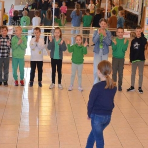 II dzień zimowiska. Leśne ciekawostki. Gościmy leśnika z Nadleśnictwa Świerklaniec. Praca plastyczna - Magiczny Las.