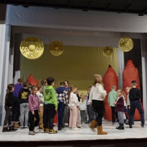 III dzień zimowiska. Wyjazd do Teatru Dzieci Zagłębia w Będzinie na przedstawienie Złodziej Czasu. Po spektaklu lekcja teatralna.