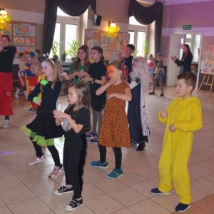 V dzień zimowiska. Bal przebierańców. Zabawa karnawałowa w GOKu.