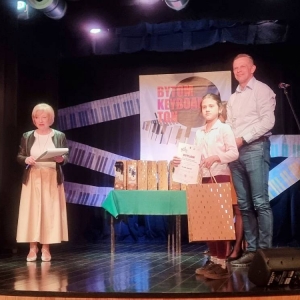 Zdjęcia przedstawia Laureatów konkursu i ich Instruktora
