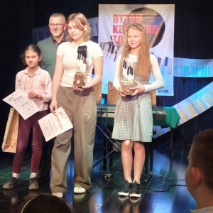 Zdjęcia przedstawia Laureatów konkursu i ich Instruktora