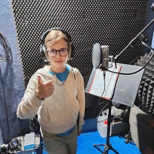 Uczestniczka zajęć wokalnych w studio nagrań