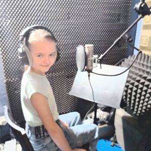 Uczestniczka zajęć wokalnych w studio nagrań