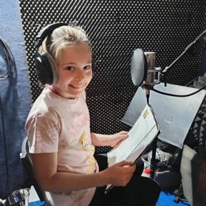 Uczestniczka zajęć wokalnych w studio nagrań