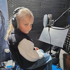 Uczestniczka zajęć wokalnych w studio nagrań