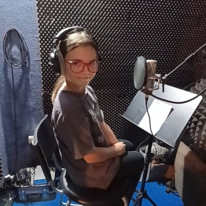 Uczestniczka zajęć wokalnych w studio nagrań