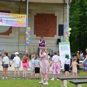 Zdjęcie przedstawia pełne energii animacje, kreatywne zabawy i gry dla dzieci