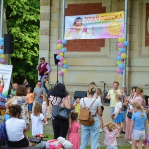 Zdjęcie przedstawia pełne energii animacje, kreatywne zabawy i gry dla dzieci