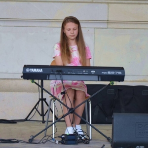 Występ uczestniczki nauki gry na keyboardziew GOKu