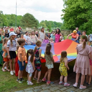 Zdjęcie przedstawia pełne energii animacje, kreatywne zabawy i gry dla dzieci