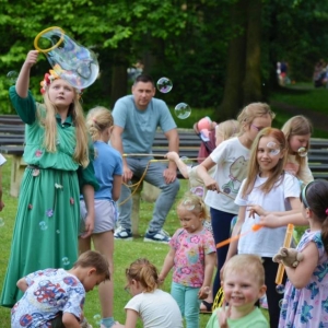 Zdjęcie przedstawia pełne energii animacje, kreatywne zabawy i gry dla dzieci