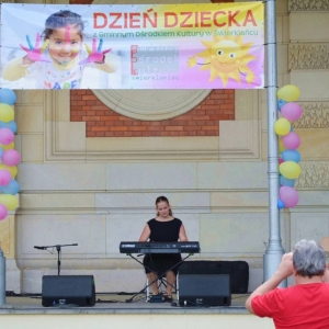 Występ uczestniczki nauki gry na keyboardziew GOKu