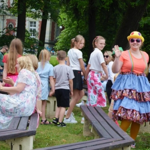 Zdjęcie przedstawia pełne energii animacje, kreatywne zabawy i gry dla dzieci