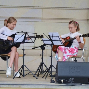 Występ uczestniczek nauki gry na gitarze w GOKu
