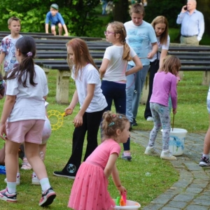 Zdjęcie przedstawia pełne energii animacje, kreatywne zabawy i gry dla dzieci