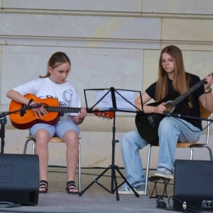 Występ uczestniczek nauki gry na gitarze w GOKu
