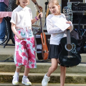 Występ uczestniczek nauki gry na gitarze w GOKu
