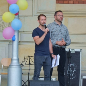 Zdjęcie przedstawia licytację zorganizowaną w ramach akcji charytatywnej na rzecz małego Iwo.
