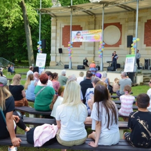 Zdjęcie przedstawia licytację zorganizowaną w ramach akcji charytatywnej na rzecz małego Iwo.