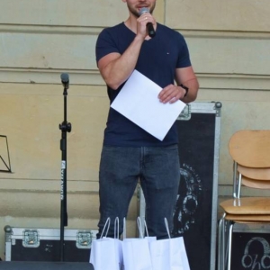 Wręczenie trzech pierwszych miejsc w konkursie rysowania kredą