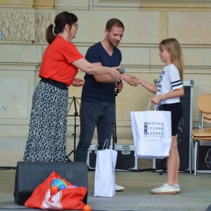 Wręczenie trzech pierwszych miejsc w konkursie rysowania kredą