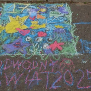 Podwodny świat stworzony kredą na asfalcie